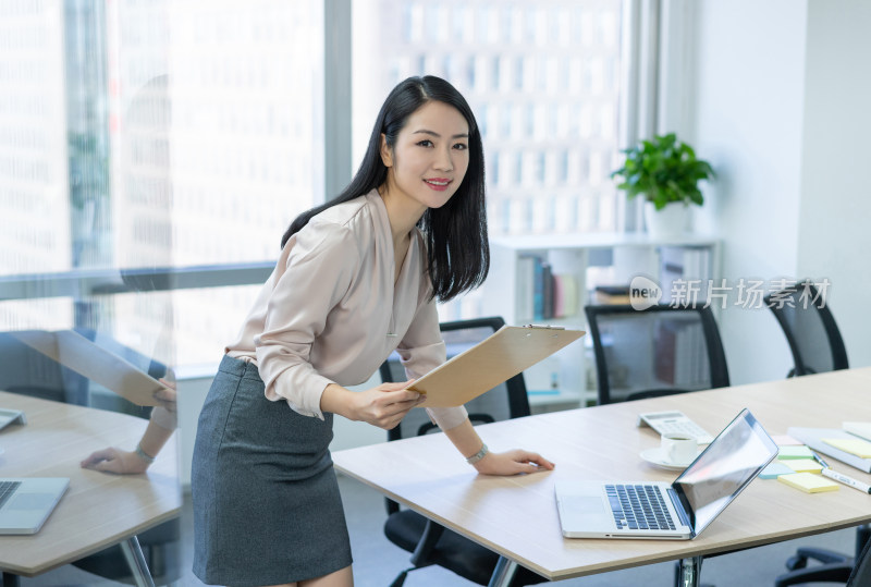 年轻商务女士使用电脑