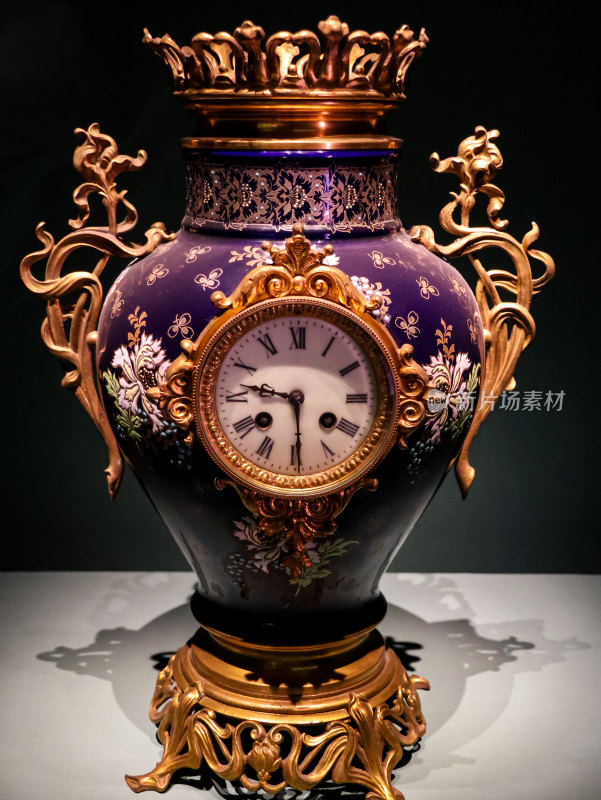 故宫博物院法国铜镀金饰蓝瓷瓶式钟