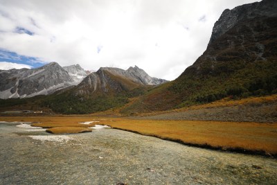 中国四川甘孜稻城亚丁洛绒牛场秋景