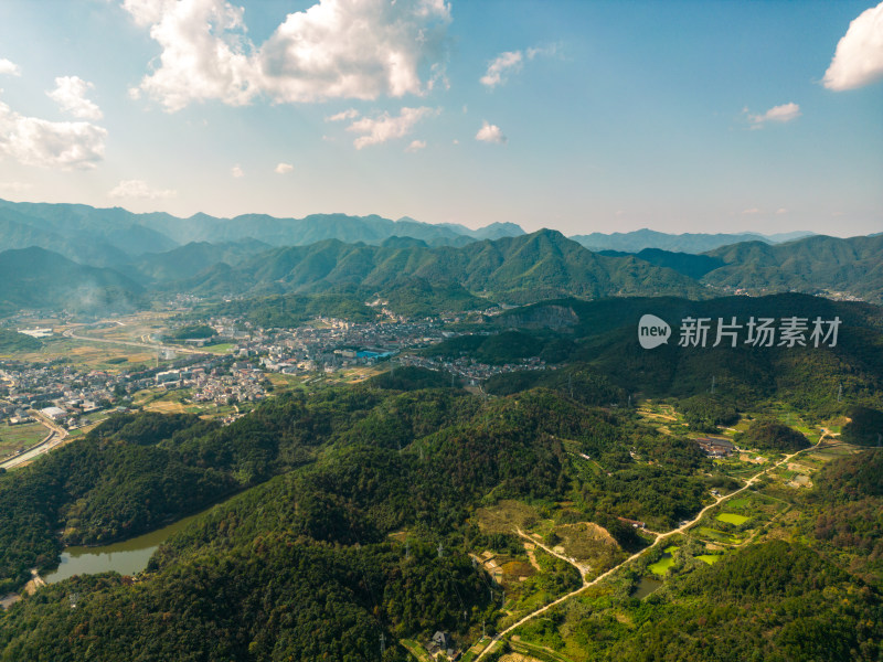 航拍蓝天白云下的青山河流村庄风光