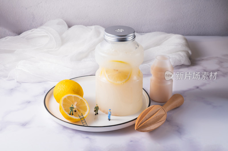 微缩场景柠檬饮品静物图