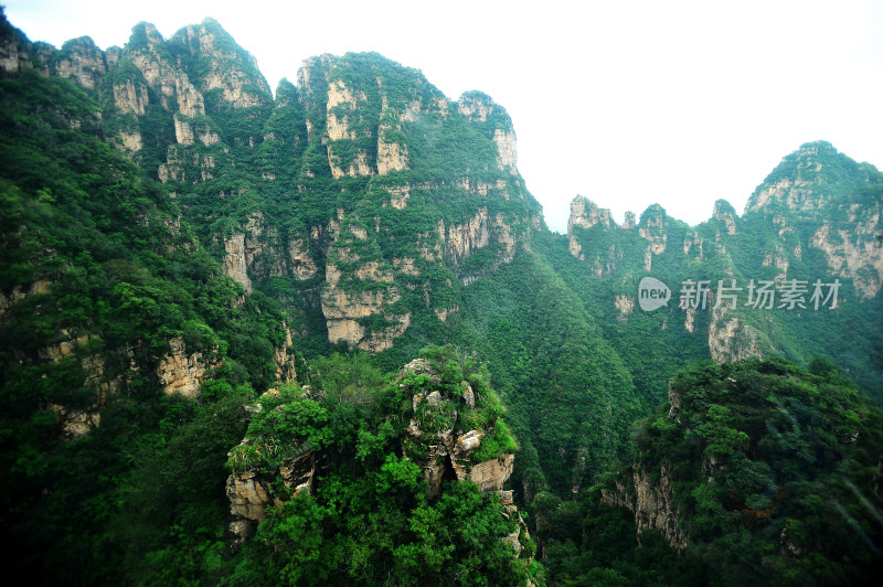 夏日云雾缭绕狼牙山雄奇景象河北保定旅游