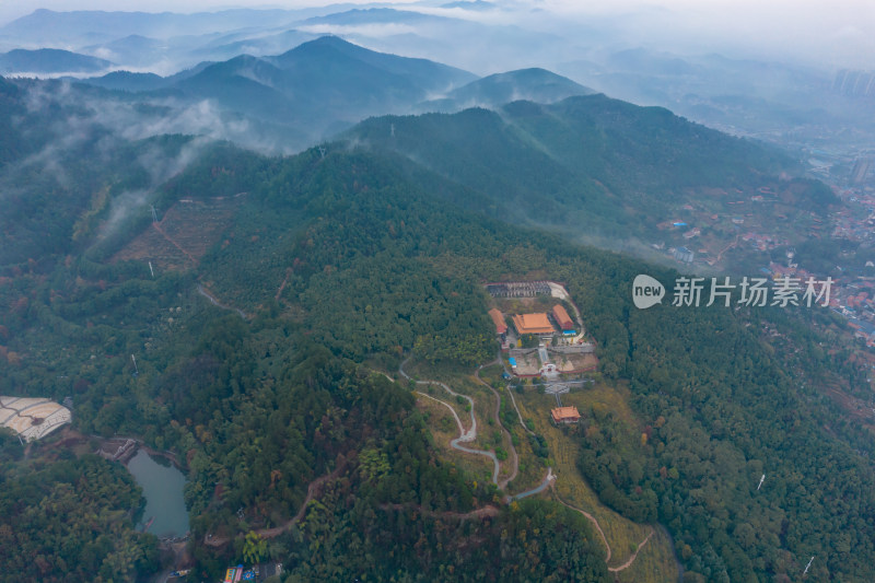 大山云雾缭绕日出航拍摄影图