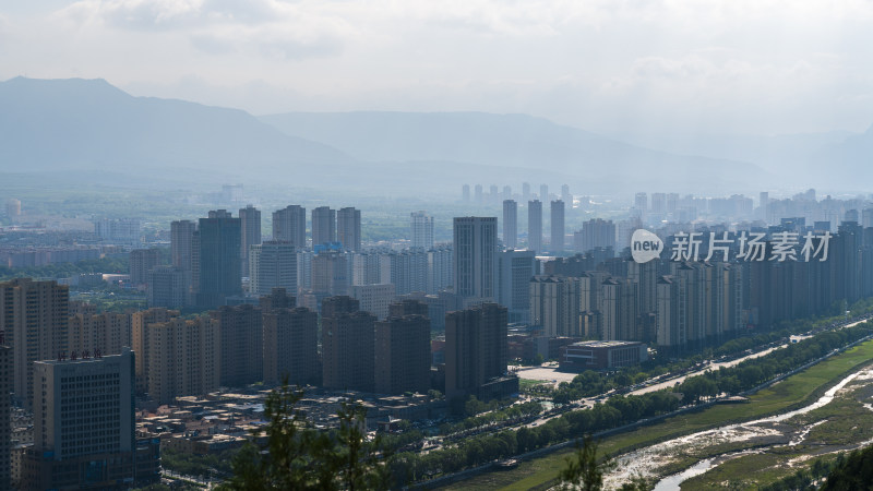 依山而建的城市全景鸟瞰图