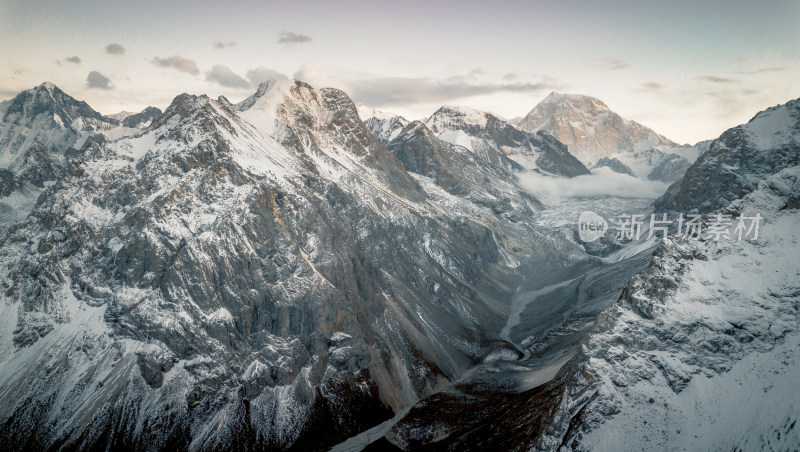 航拍雪山日落时分自然风景