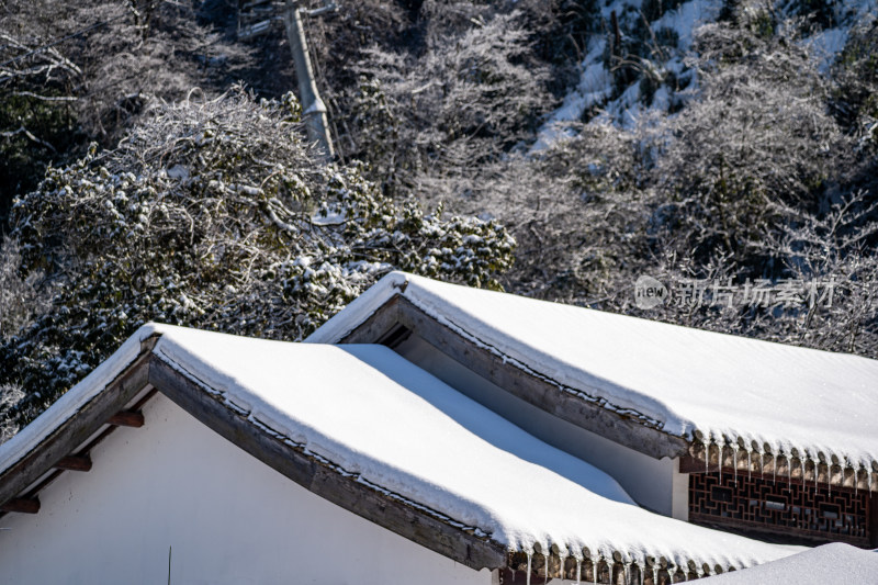 四川眉山瓦屋山景区冬日雪景山间小屋