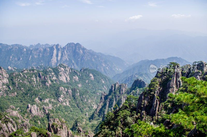 自然风光黄山风景区喀斯特地貌迎客松