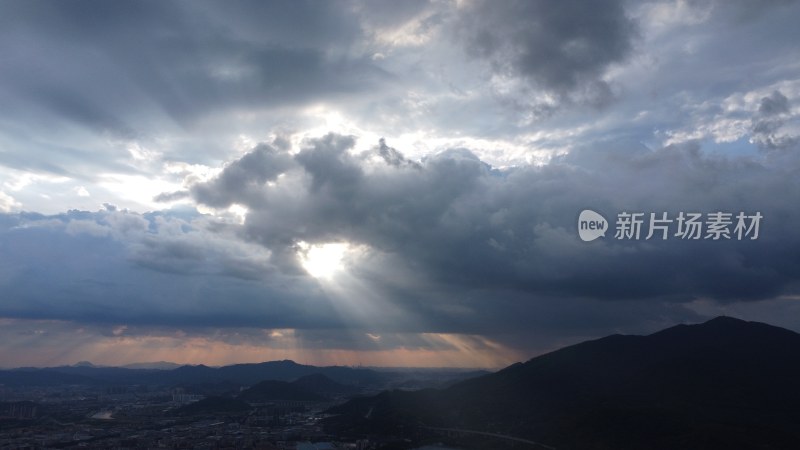 广东东莞：阳光穿过云层形成光柱照射大地