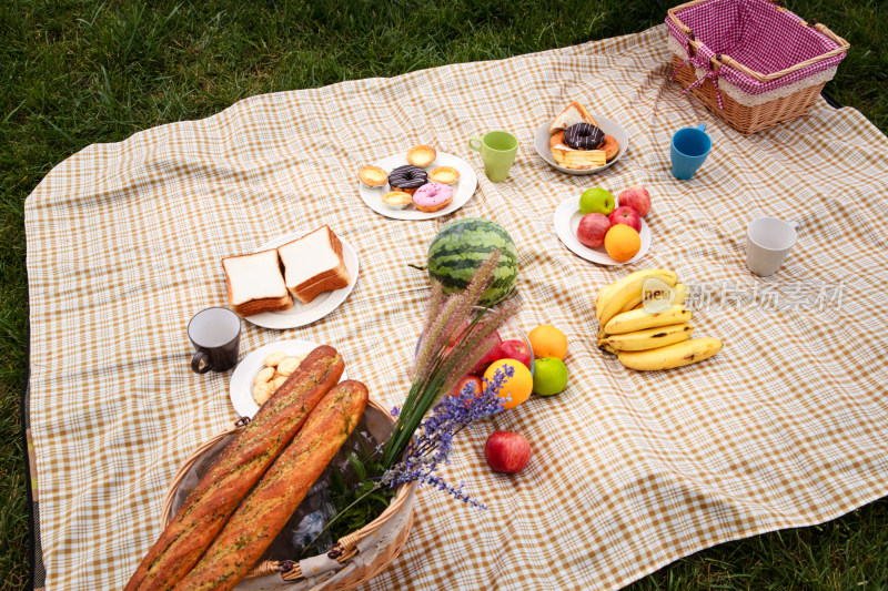 野餐垫上的面包水果
