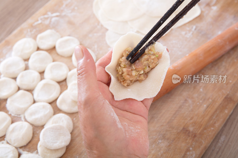 中国传统节日美食饺子的制作