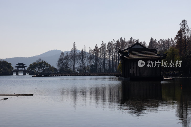 中国杭州西湖湖光山色和亭台楼阁