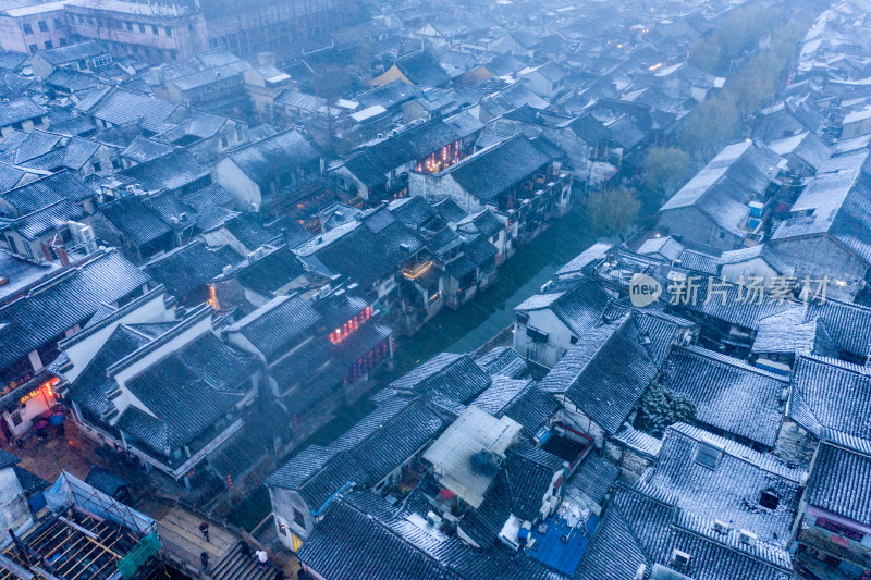 航拍雪后的古镇民居