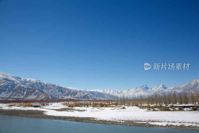 中国西藏冬季拉萨河雪景及拉萨河大桥