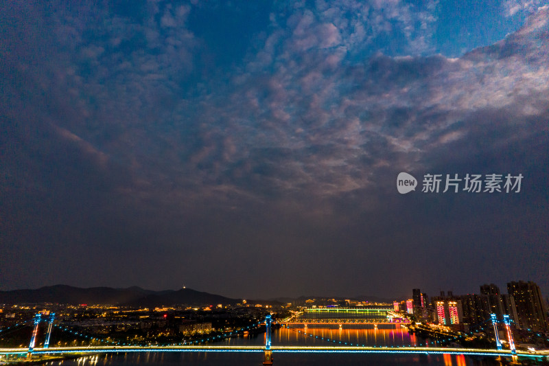 湖北襄阳汉江凤雏大桥夜景航拍图