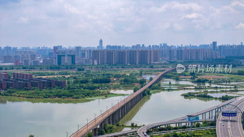 武汉城市中跨河桥梁与周边环境的航拍景象