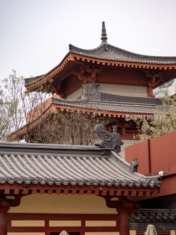西安大兴善寺冬季建筑屋顶特写
