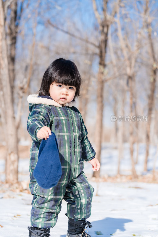 中国北京在公园雪地里玩耍的女童