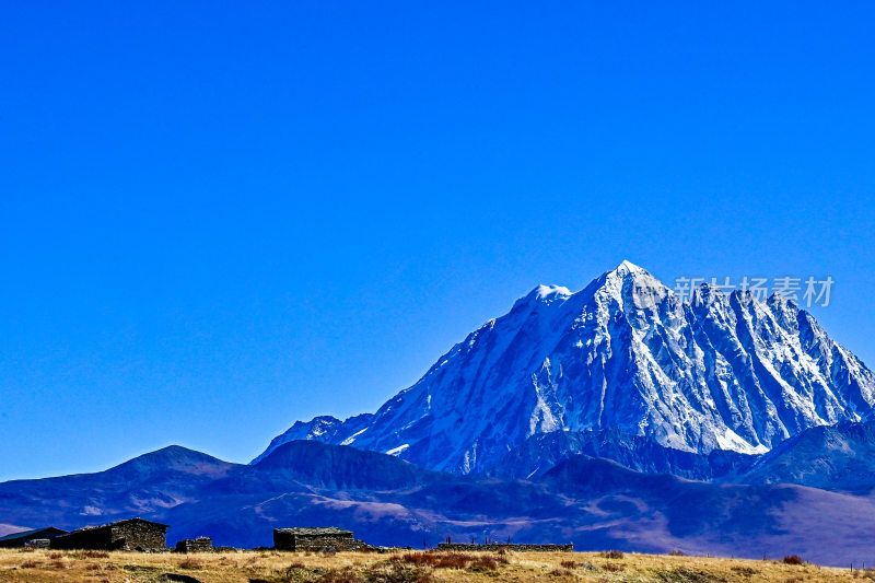 雪山蓝天自然风光