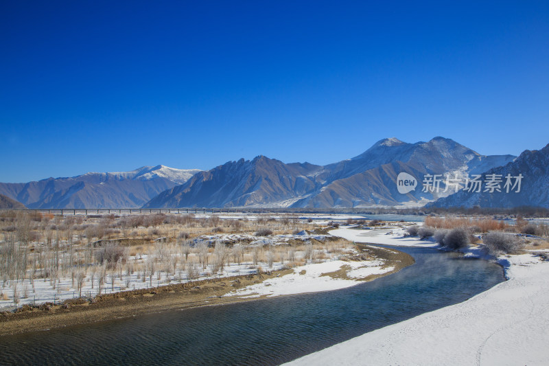 中国西藏冬季拉萨河雪景