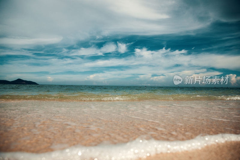 晴天海浪冲向沙滩