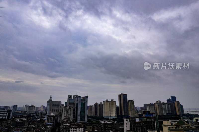 南方城市雨季乌云航拍图