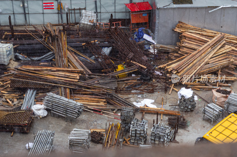 城市雨中工地里堆积的建筑材料