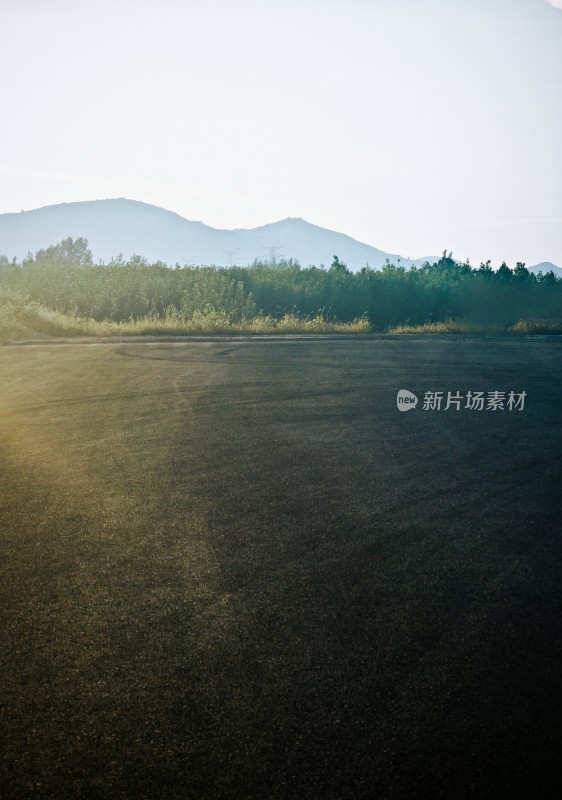 空旷道路与远山树林景观