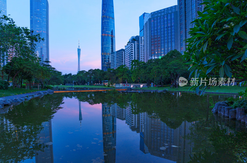 广州珠江新城花城广场公园湖泊与城市建筑