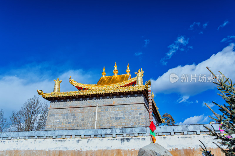 云南迪庆香格里拉山顶百鸡寺古建筑