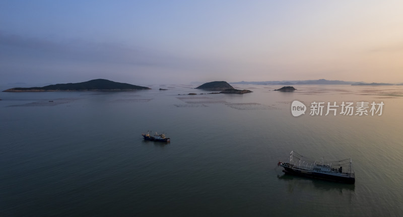 夕阳下海上渔船自然风光