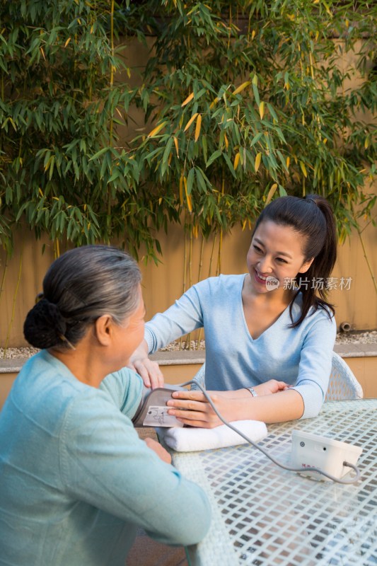 年轻女人给老年女人量血压