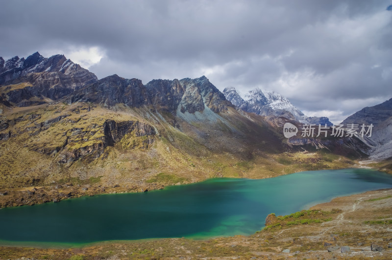 雪山下的圣湖自然风景