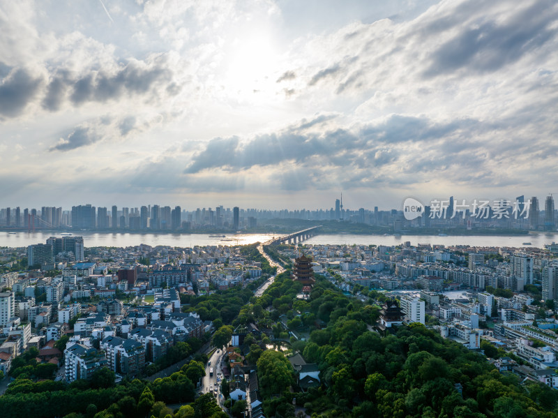 夏季航拍武汉黄鹤楼景区与城市天际线风光