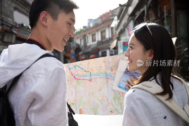 青年情侣旅游看地图