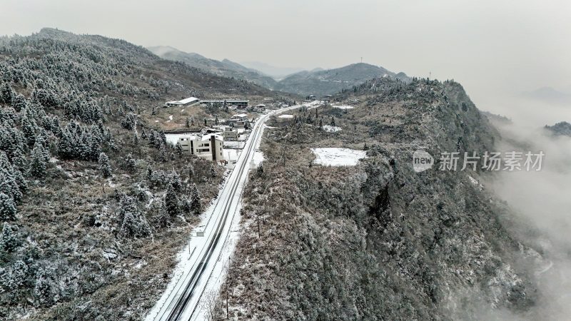 重庆酉阳：大雪纷飞赏雪忙