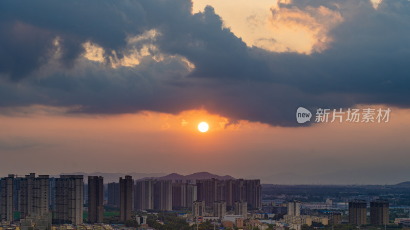 城市日落太阳照