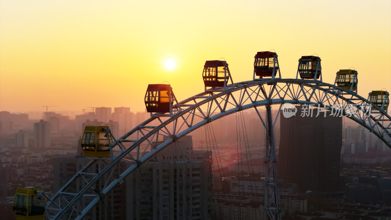 城市中摩天轮的高空俯瞰全景