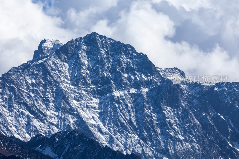 在巴郎山远眺四姑娘山