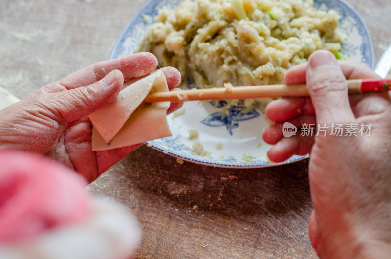 木案边包馄饨手部特写