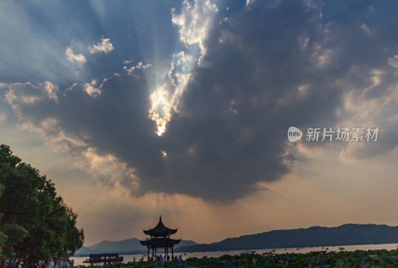 杭州西湖湖面上夕阳无限好