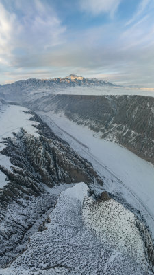 新疆北疆独山子大峡谷纹理雪山高空航拍