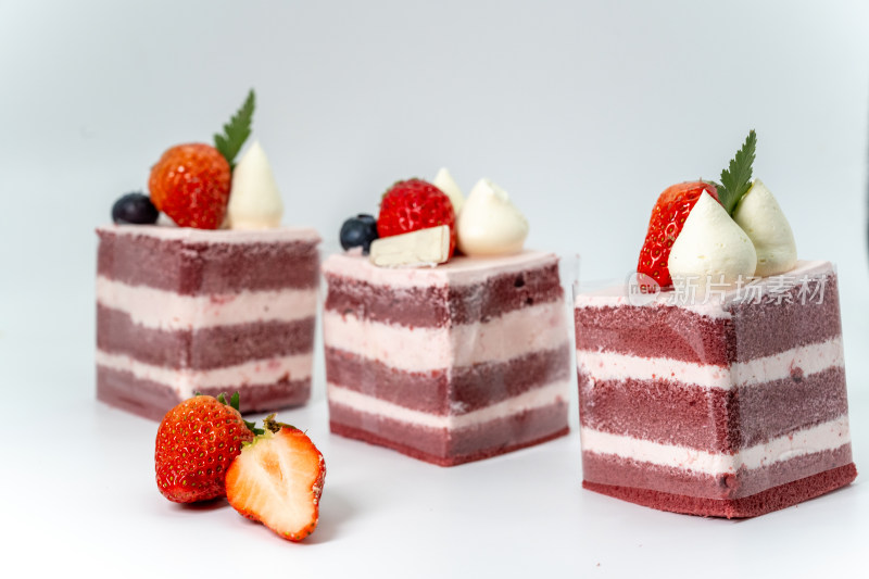 白色背景下美味的草莓慕斯蛋糕