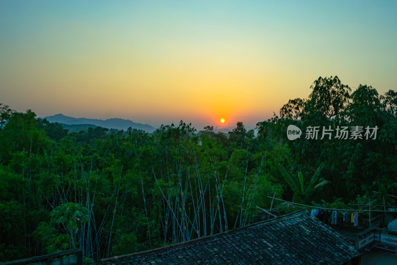 晴朗天气，群山中的日落