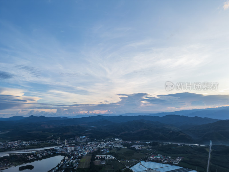 航拍夕阳余晖下的乡村田野