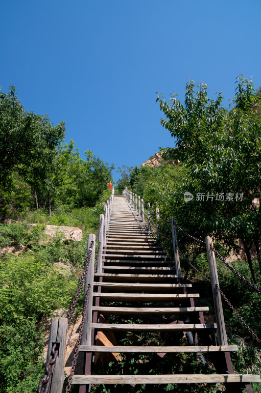 上山道路上陡峭的梯子