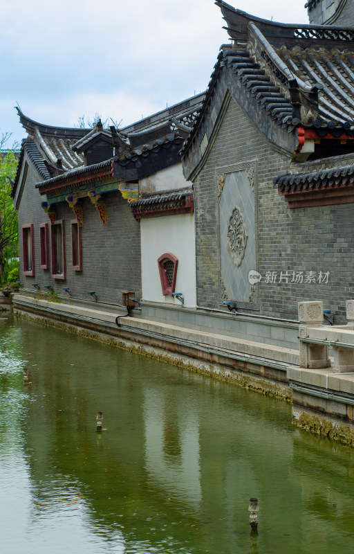 中国福建平潭岛海坛古城，雨天的古建筑