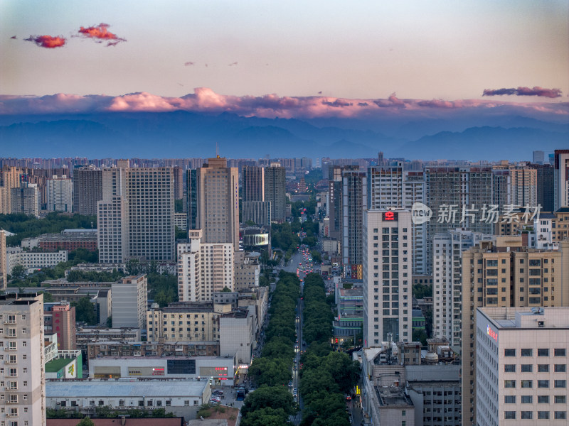 城市高楼与街道黄昏全景