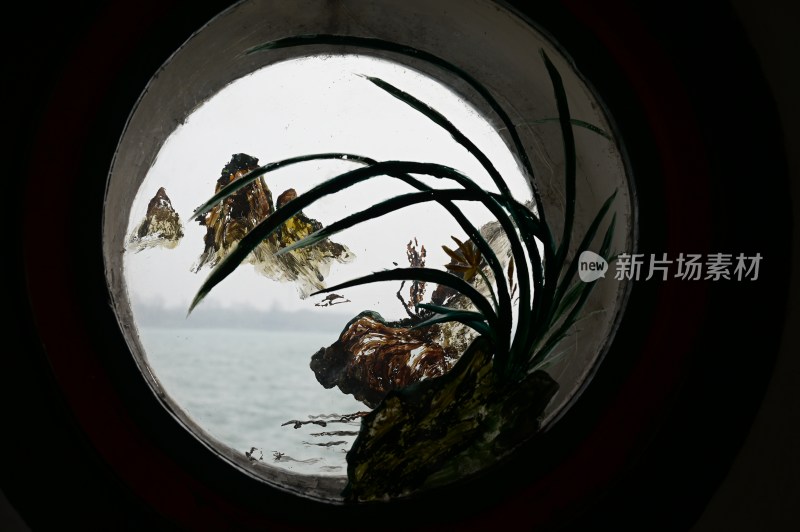 圆窗框景中式山水风光