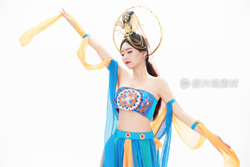 身着唐朝敦煌服饰跳飞天舞蹈的中国少女
