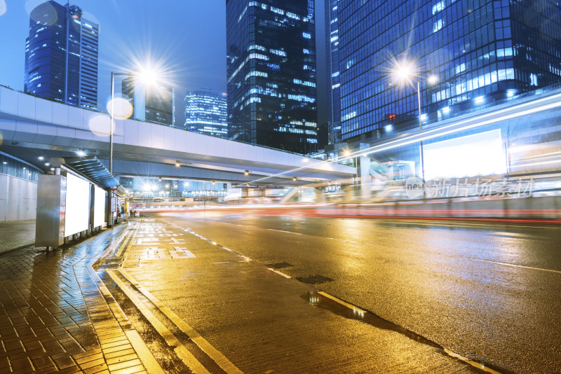 城市街道夜晚车流与高楼景观